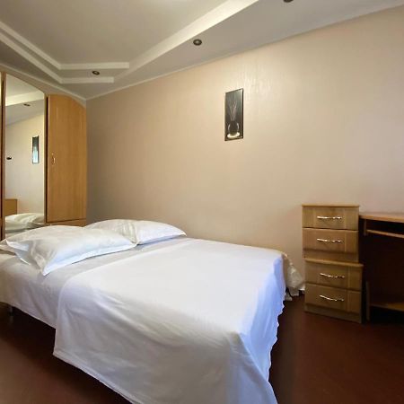2-Bedroom Apartment Most City Center Area Dnipro Esterno foto