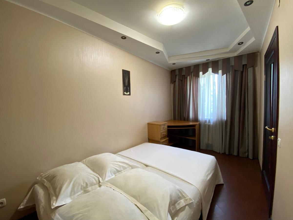2-Bedroom Apartment Most City Center Area Dnipro Esterno foto